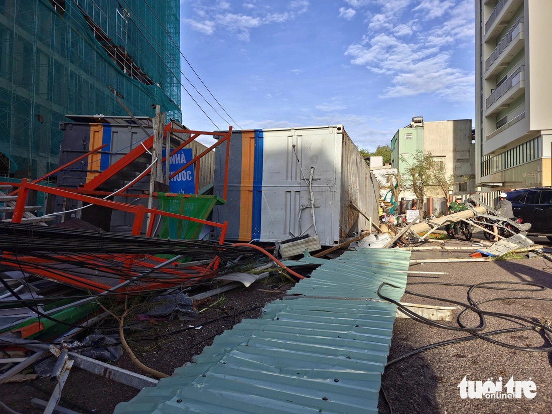 Sau bão Kalmaegi, nhiều nơi ở Quy Nhơn tan hoang, cây cối, trụ điện nằm la liệt- Ảnh 7. Sau bão Kalmaegi, nhiều nơi ở Quy Nhơn tan hoang, cây cối, trụ điện nằm la liệt- Ảnh 7.