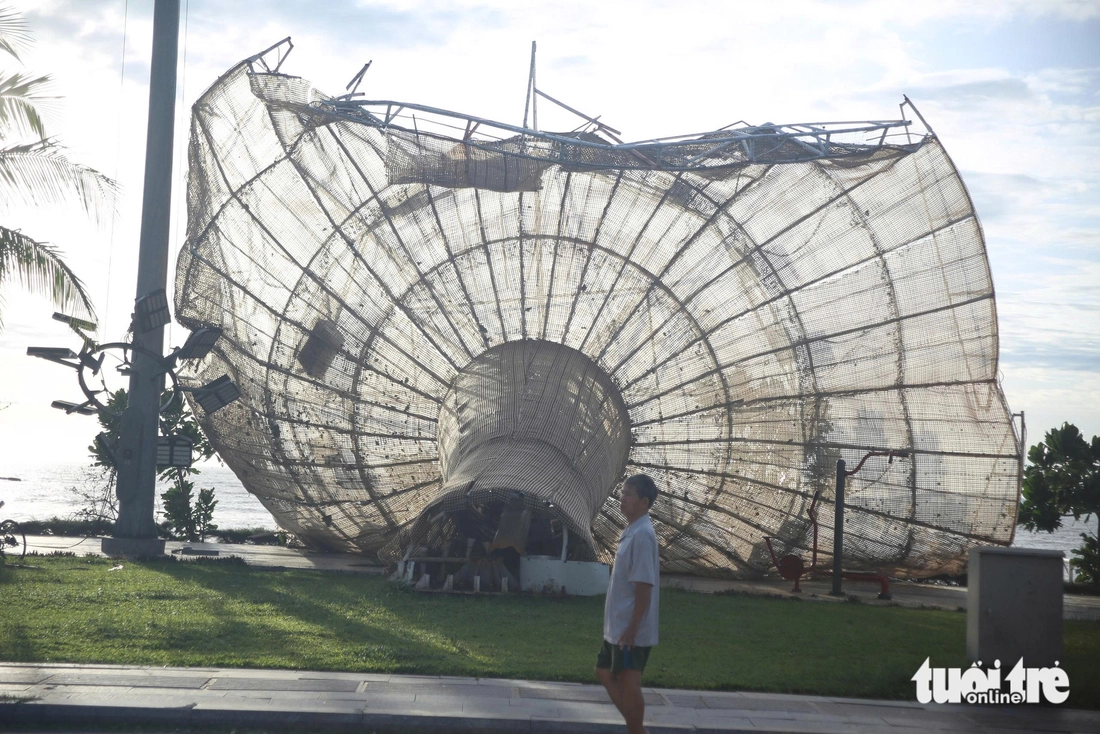 Sau bão Kalmaegi, nhiều nơi ở Quy Nhơn tan hoang, cây cối, trụ điện nằm la liệt- Ảnh 12. Sau bão Kalmaegi, nhiều nơi ở Quy Nhơn tan hoang, cây cối, trụ điện nằm la liệt- Ảnh 12.