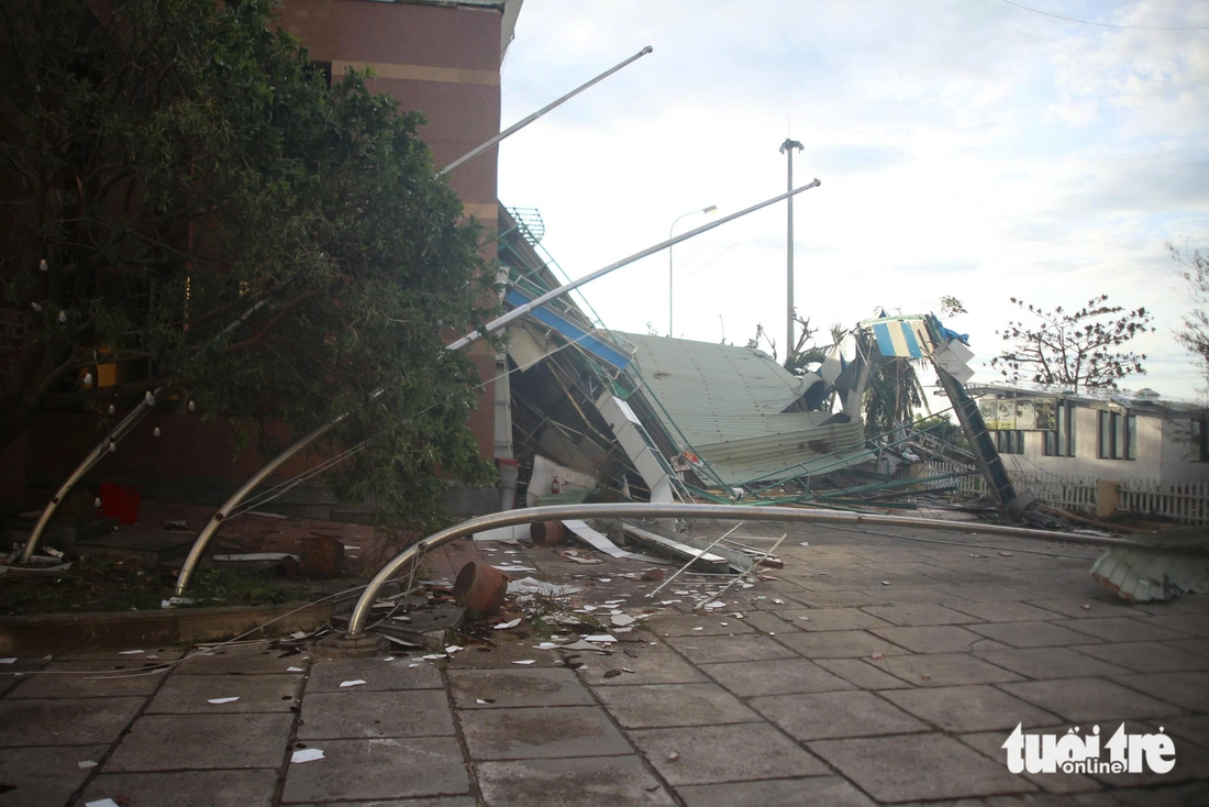 Sau bão Kalmaegi, nhiều nơi ở Quy Nhơn tan hoang, cây cối, trụ điện nằm la liệt- Ảnh 13. Sau bão Kalmaegi, nhiều nơi ở Quy Nhơn tan hoang, cây cối, trụ điện nằm la liệt- Ảnh 13.