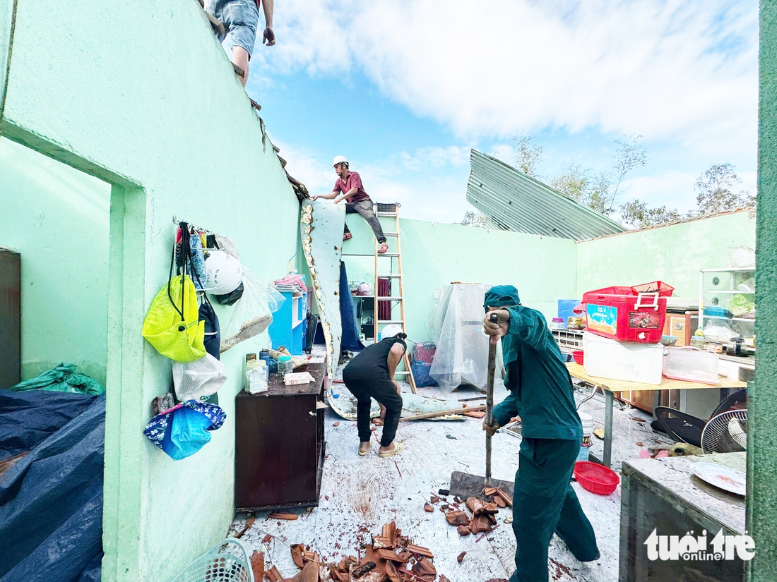Kinh hoàng lốc xoáy quét qua hàng chục nhà dân ở Đà Nẵng trong đêm - Ảnh 8.