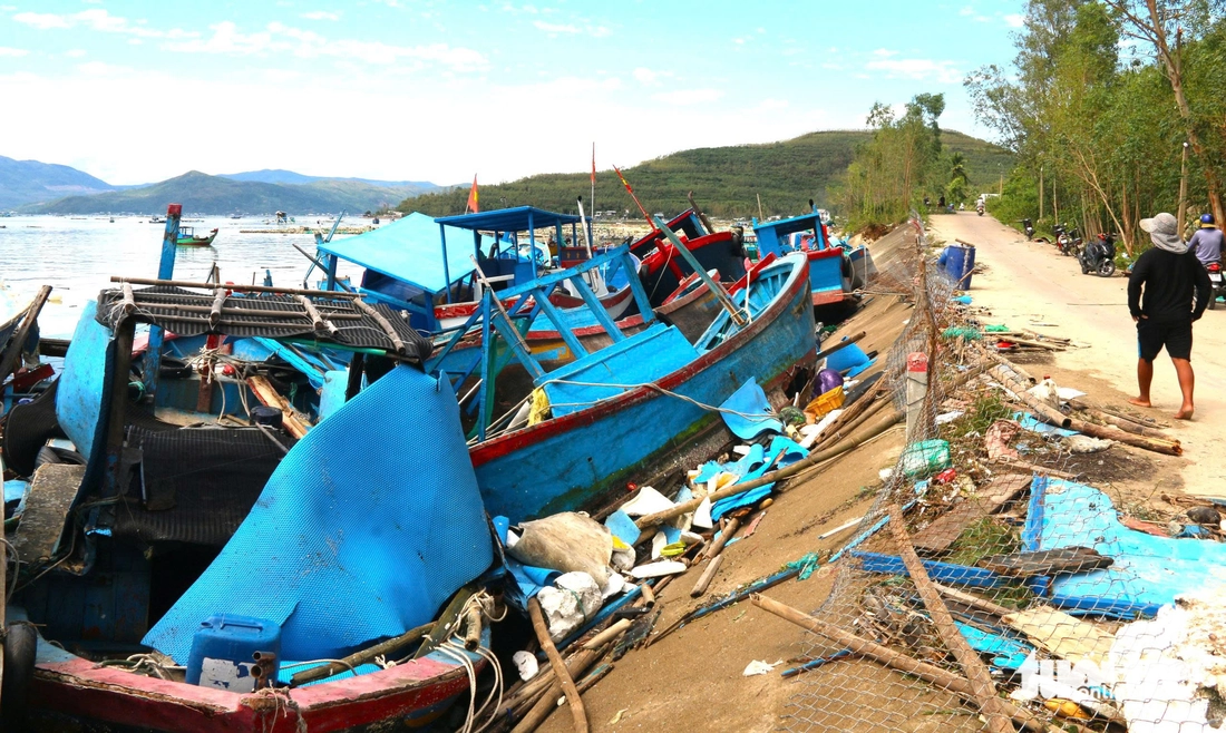 Xót xa cảnh hàng chục chiếc tàu cá tan nát, 'dồn cục' sau bão Kalmaegi- Ảnh 2. Xót xa cảnh hàng chục chiếc tàu cá tan nát sau bão Kalmaegi - Ảnh 2.