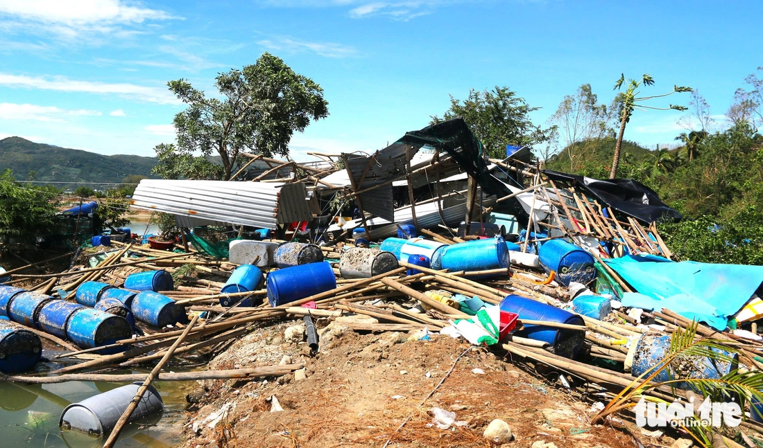 Xót xa cảnh hàng chục chiếc tàu cá tan nát, 'dồn cục' sau bão Kalmaegi- Ảnh 5. Đắk Lắk - Ảnh 5.