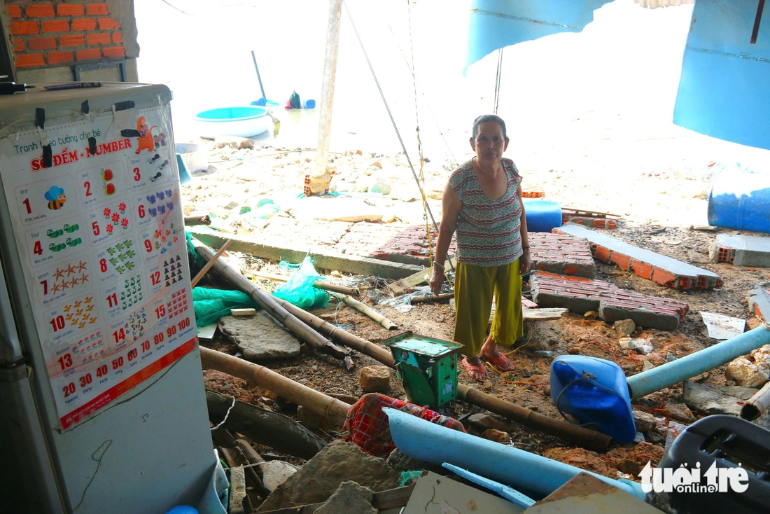 Xót xa cảnh hàng chục chiếc tàu cá tan nát, 'dồn cục' sau bão Kalmaegi- Ảnh 7. Xót xa cảnh hàng chục chiếc tàu cá tan nát sau bão Kalmaegi - Ảnh 7.