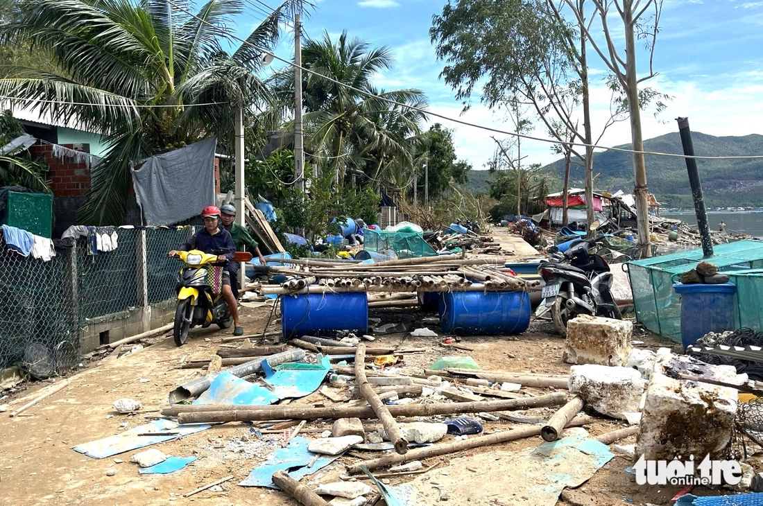 Xót xa cảnh hàng chục chiếc tàu cá tan nát, 'dồn cục' sau bão Kalmaegi- Ảnh 11. Đắk Lắk - Ảnh 11.