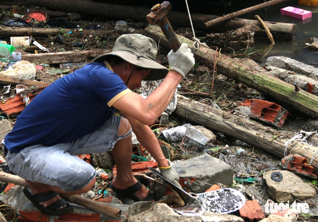 Xót xa cảnh hàng chục chiếc tàu cá tan nát, 'dồn cục' sau bão Kalmaegi- Ảnh 13. Xót xa cảnh hàng chục chiếc tàu cá tan nát sau bão Kalmaegi - Ảnh 13.
