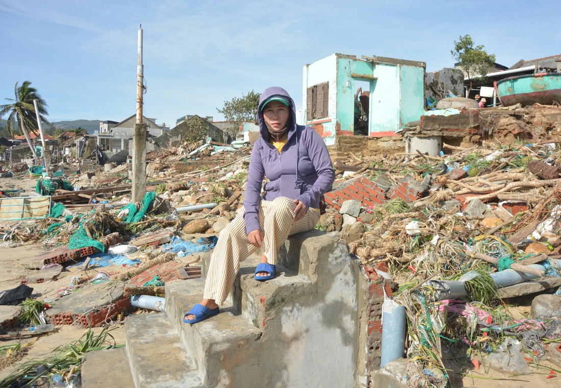 Tránh bão Kalmaegi trở về, dân làng chài bàng hoàng vì không thấy nhà đâu nữa- Ảnh 1. Tránh bão Kalmaegi trở về, dân làng chài bàng hoàng vì không thấy nhà đâu nữa- Ảnh 1.