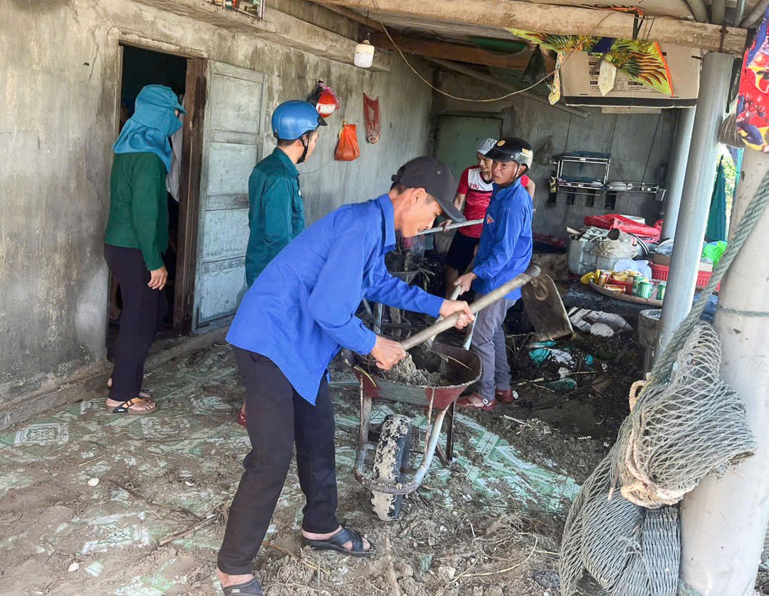 Bộ đội, công an và đoàn viên thanh niên dọn cây xanh, lợp lại nhà sau bão Kalmaegi- Ảnh 7. Bộ đội, công an và đoàn viên thanh niên dọn cây xanh, lợp lại nhà sau bão Kalmaegi- Ảnh 7.