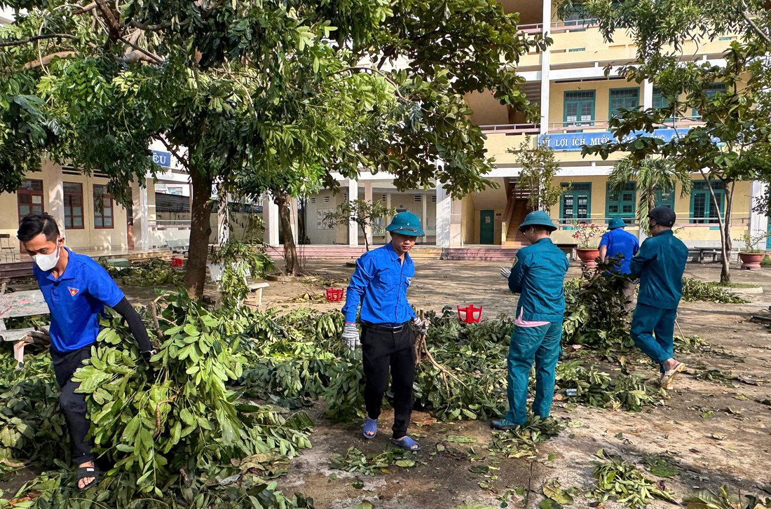Bộ đội, công an và đoàn viên thanh niên dọn cây xanh, lợp lại nhà sau bão Kalmaegi- Ảnh 8. Bộ đội, công an và đoàn viên thanh niên dọn cây xanh, lợp lại nhà sau bão Kalmaegi- Ảnh 8.