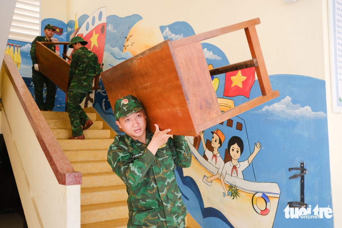 Bộ đội, công an và đoàn viên thanh niên dọn cây xanh, lợp lại nhà sau bão Kalmaegi- Ảnh 9. Bộ đội, công an và đoàn viên thanh niên dọn cây xanh, lợp lại nhà sau bão Kalmaegi- Ảnh 9.