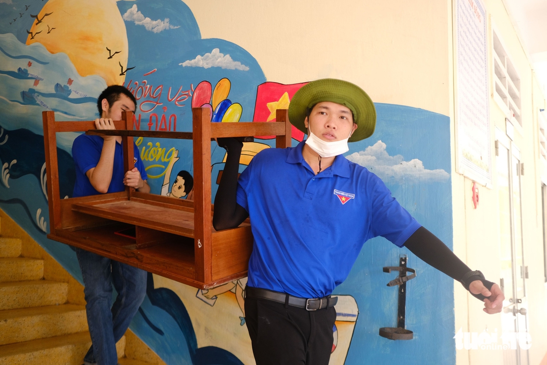 Bộ đội, công an và đoàn viên thanh niên dọn cây xanh, lợp lại nhà sau bão Kalmaegi- Ảnh 3. Bộ đội, công an và đoàn viên thanh niên dọn cây xanh, lợp lại nhà sau bão Kalmaegi - Ảnh 3.