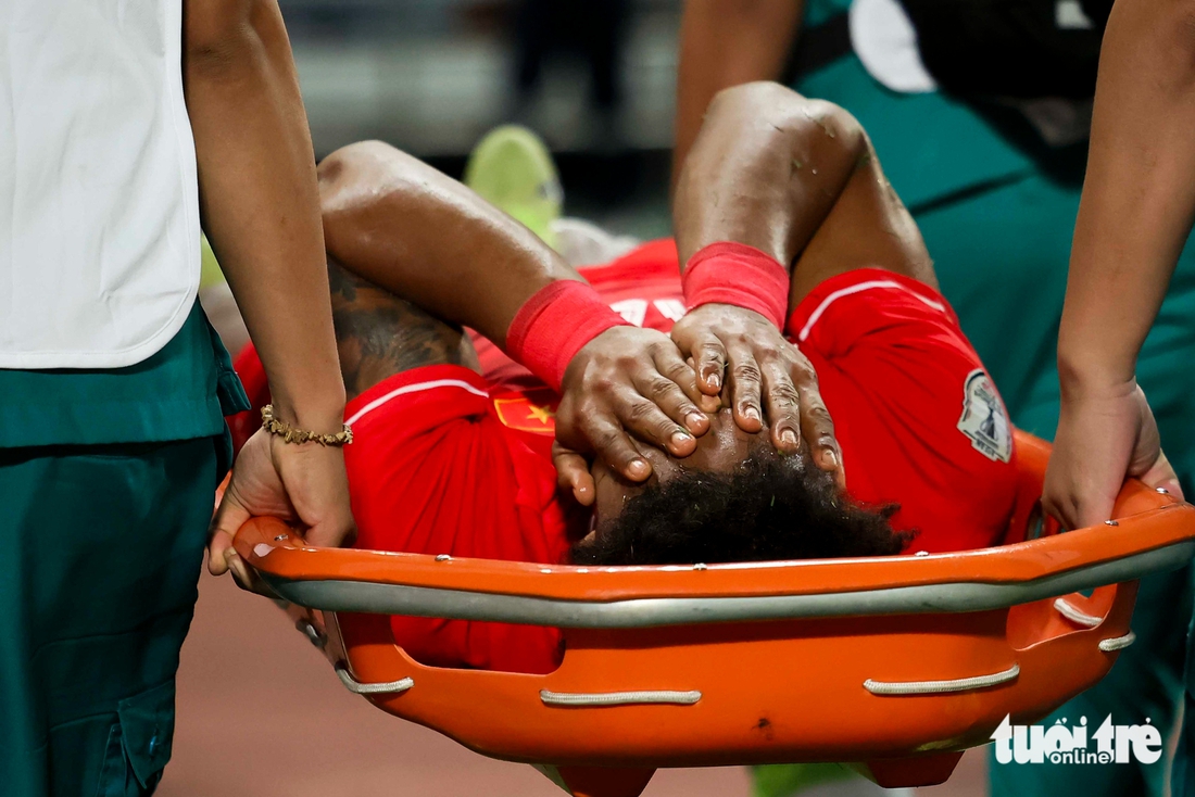 Khoảnh khắc xúc động mừng chức vô địch ASEAN Cup 2024 của tuyển Việt Nam - Ảnh 3.