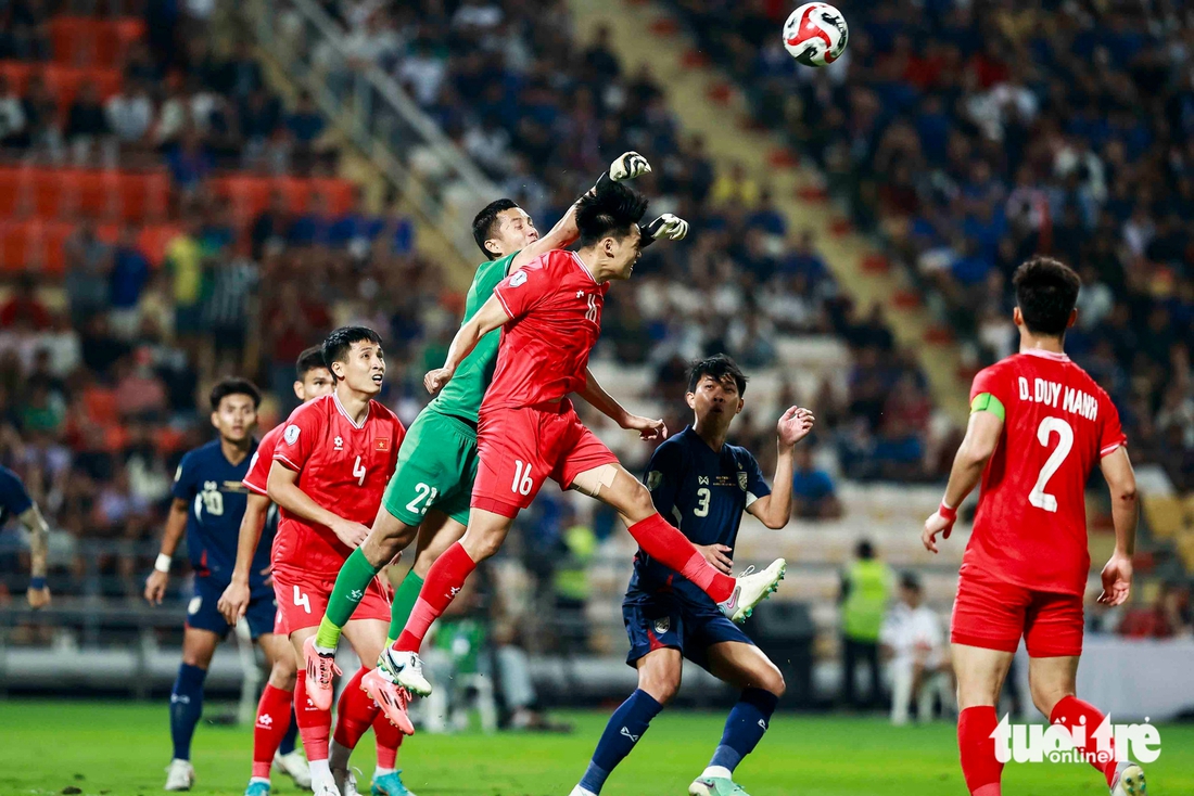 Khoảnh khắc xúc động mừng chức vô địch ASEAN Cup 2024 của tuyển Việt Nam - Ảnh 4.