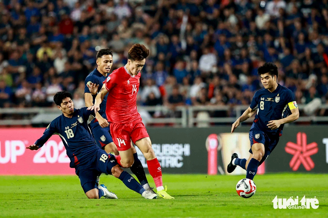 Khoảnh khắc xúc động mừng chức vô địch ASEAN Cup 2024 của tuyển Việt Nam - Ảnh 5.