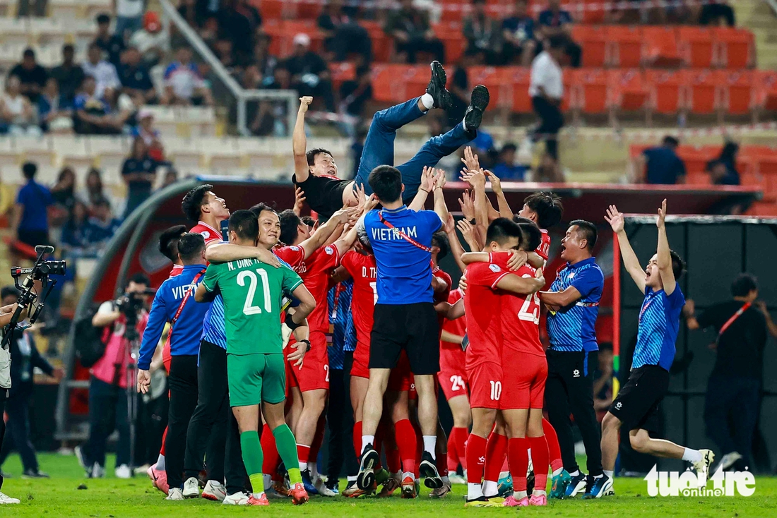 Khoảnh khắc xúc động mừng chức vô địch ASEAN Cup 2024 của tuyển Việt Nam  - Ảnh 9.