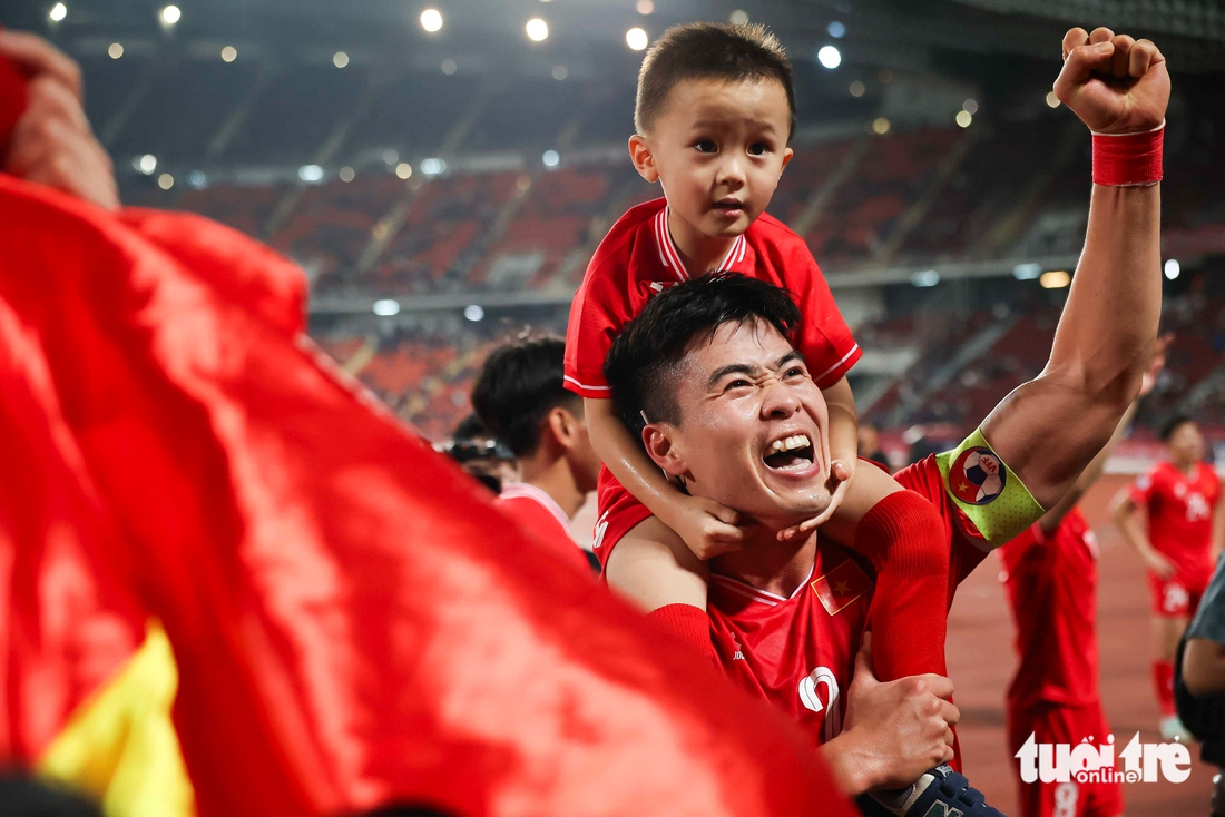 Khoảnh khắc xúc động mừng chức vô địch ASEAN Cup 2024 của tuyển Việt Nam  - Ảnh 10.