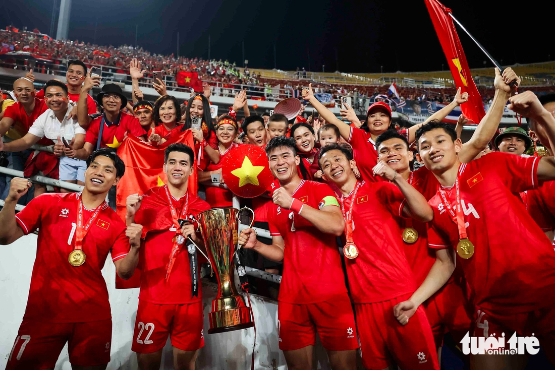 Khoảnh khắc xúc động mừng chức vô địch ASEAN Cup 2024 của tuyển Việt Nam  - Ảnh 11.