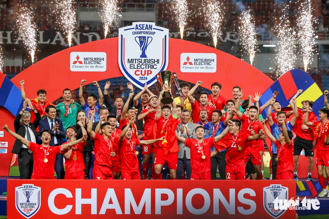 Khoảnh khắc xúc động mừng chức vô địch ASEAN Cup 2024 của tuyển Việt Nam  - Ảnh 12.