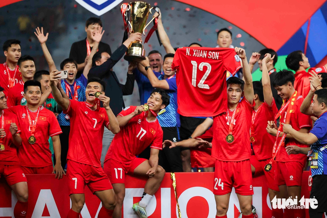 Khoảnh khắc xúc động mừng chức vô địch ASEAN Cup 2024 của tuyển Việt Nam - Ảnh 13.