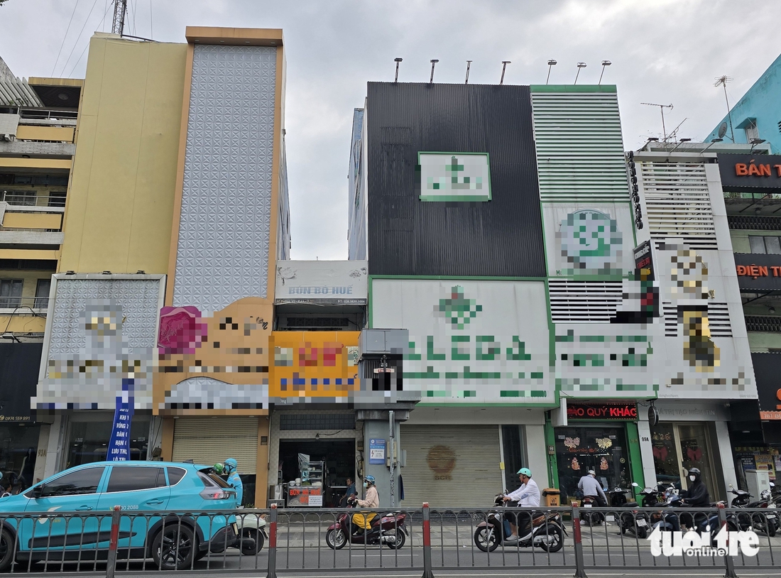 Nhiều cửa hàng, quán karaoke, chung cư cũ ở TP.HCM lắp bảng quảng cáo, 'chuồng cọp' kín mít - Ảnh 5.