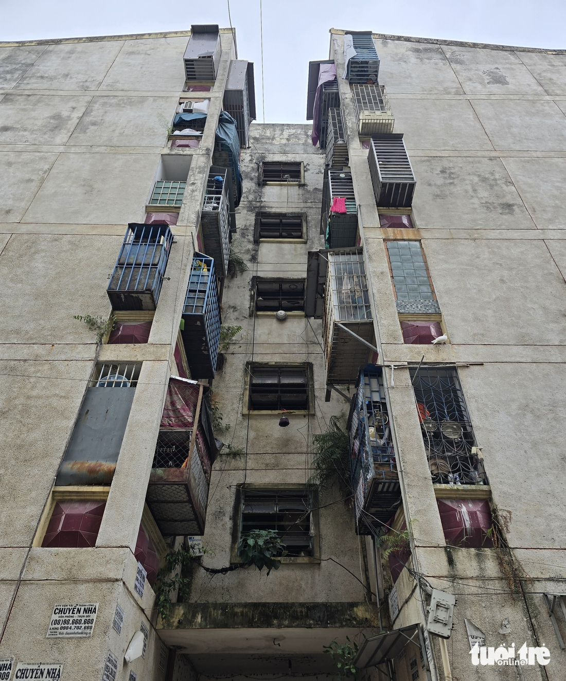 Nhiều cửa hàng, quán karaoke, chung cư cũ ở TP.HCM lắp bảng quảng cáo, 'chuồng cọp' kín mít - Ảnh 8.