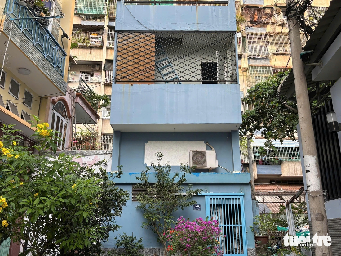 Nhiều cửa hàng, quán karaoke, chung cư cũ ở TP.HCM lắp bảng quảng cáo, 'chuồng cọp' kín mít - Ảnh 19.