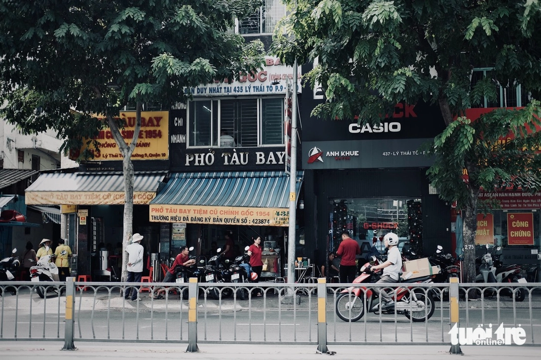 Phở Tàu Bay, phở Bắc vô Nam, người Sài Gòn nhớ lắm - Ảnh 1.