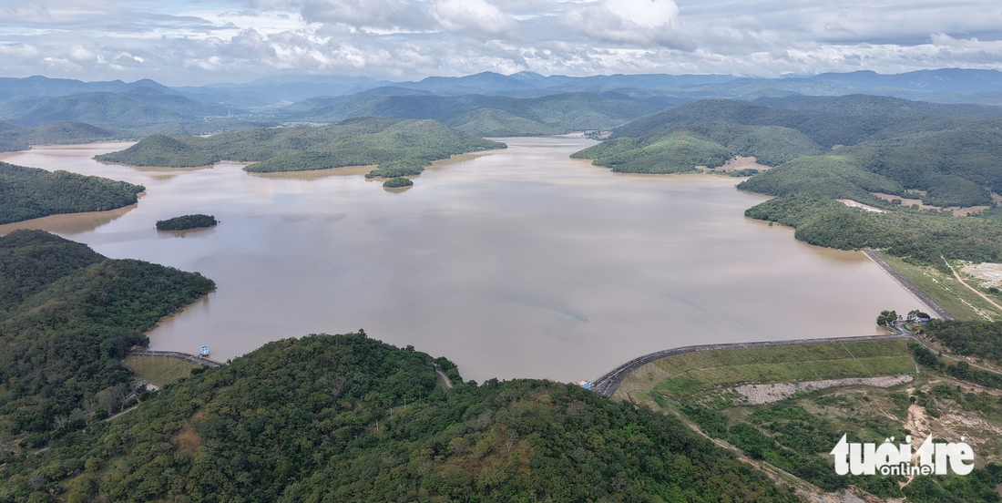 Flycam hai hồ thủy lợi Sông Quao, Lòng Sông vùng Bình Thuận cũ từng xả lũ kỷ lục - Ảnh 1.