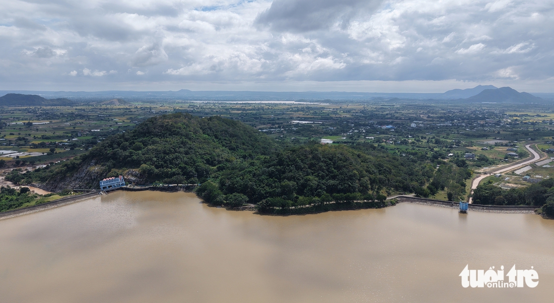 Flycam hai hồ thủy lợi Sông Quao, Lòng Sông vùng Bình Thuận cũ từng xả lũ kỷ lục - Ảnh 2.