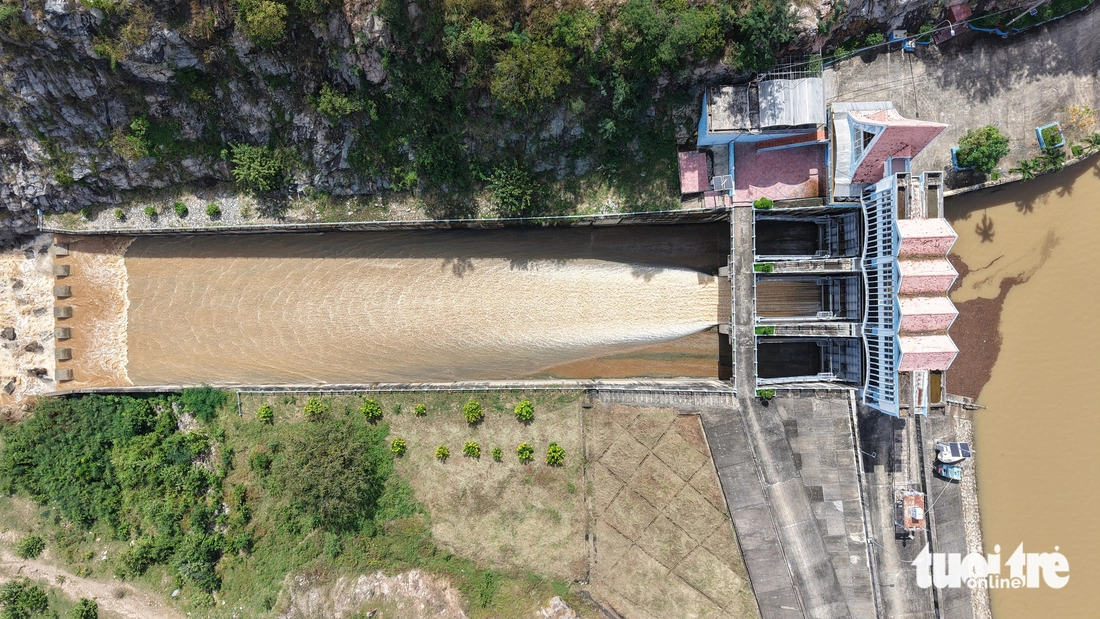 Flycam hai hồ thủy lợi Sông Quao, Lòng Sông vùng Bình Thuận cũ từng xả lũ kỷ lục - Ảnh 4.