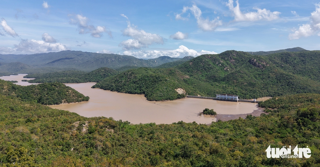 Flycam hai hồ thủy lợi Sông Quao, Lòng Sông vùng Bình Thuận cũ từng xả lũ kỷ lục - Ảnh 5.