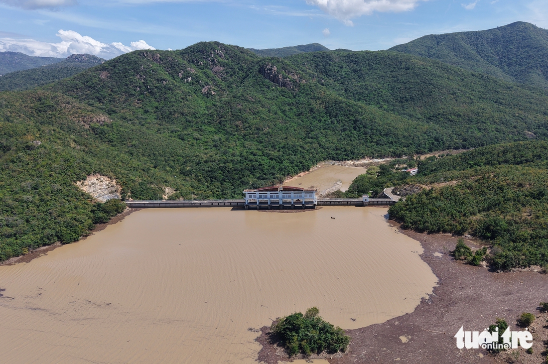 Flycam hai hồ thủy lợi Sông Quao, Lòng Sông vùng Bình Thuận cũ từng xả lũ kỷ lục - Ảnh 6.