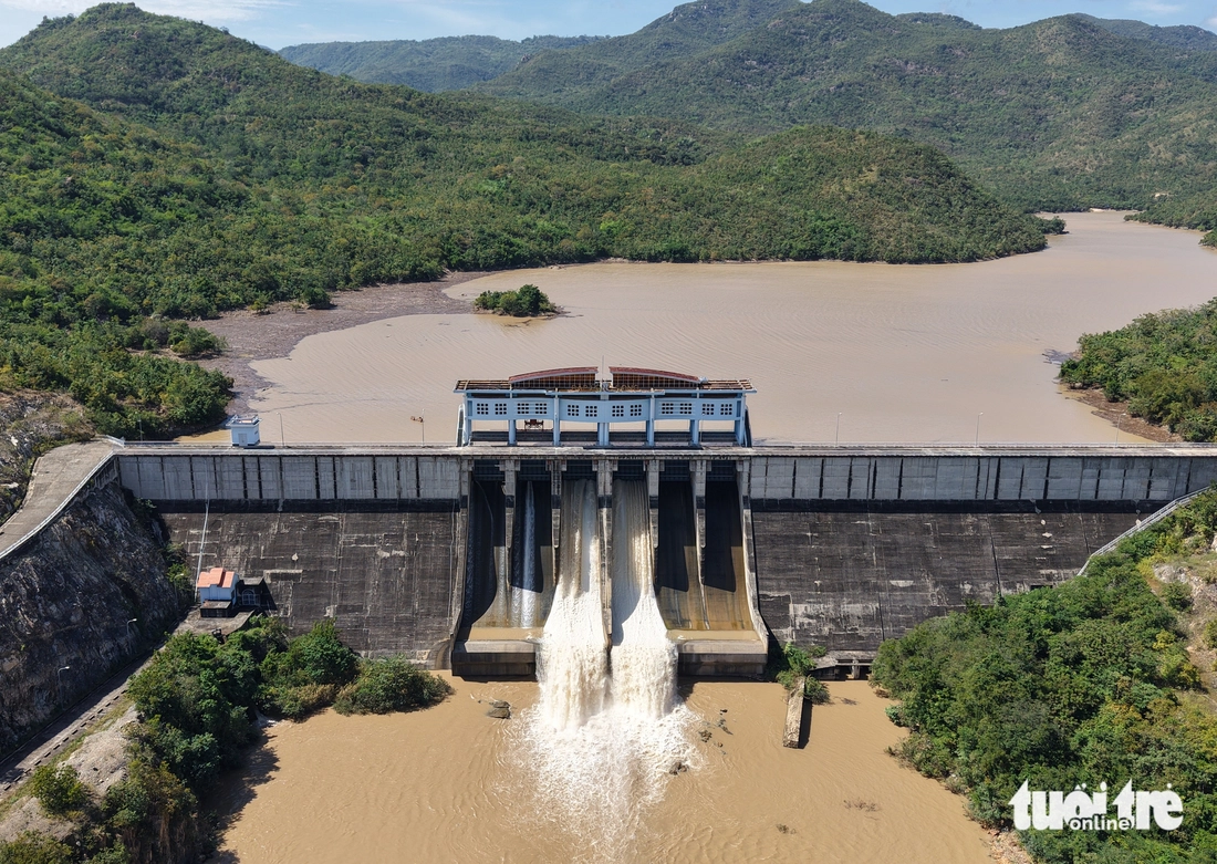 Flycam hai hồ thủy lợi Sông Quao, Lòng Sông vùng Bình Thuận cũ từng xả lũ kỷ lục - Ảnh 7.