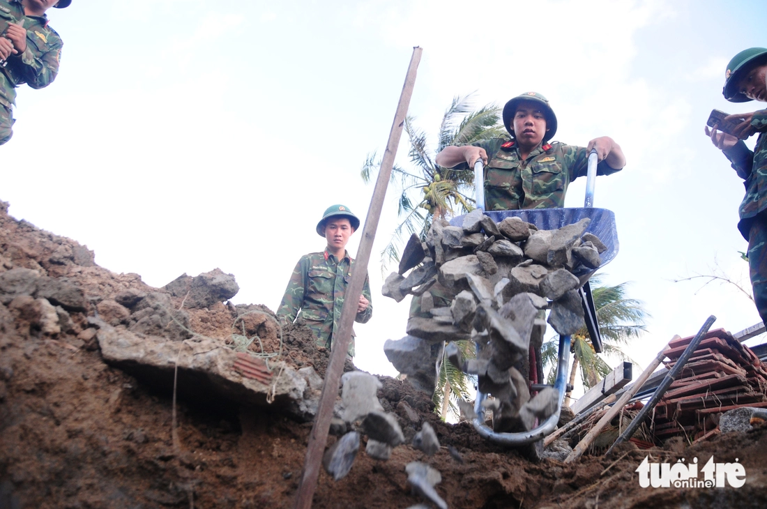 Tốc độ làm nhà mới của bộ đội ở vùng lũ nhanh tới mức khiến người dân ngạc nhiên - Ảnh 2.