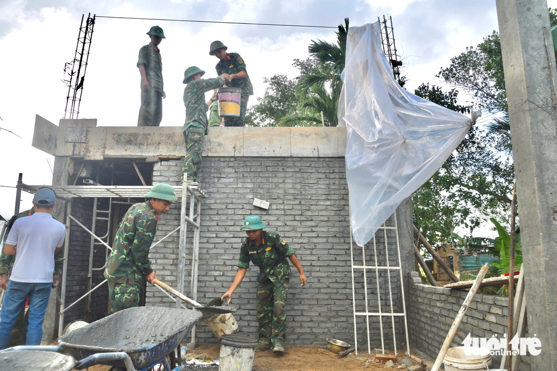 Tốc độ làm nhà mới của bộ đội ở vùng lũ nhanh tới mức khiến người dân ngạc nhiên - Ảnh 3.
