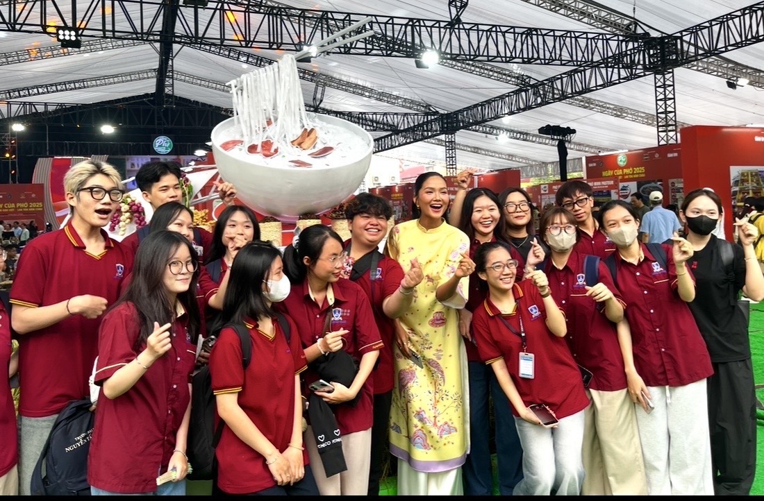 Buổi tác nghiệp thú vị của sinh viên tại Ngày của Phở 2025 - Ảnh 1. Buổi tác nghiệp thú vị của sinh viên tại Ngày của Phở 2025 - Ảnh 1.