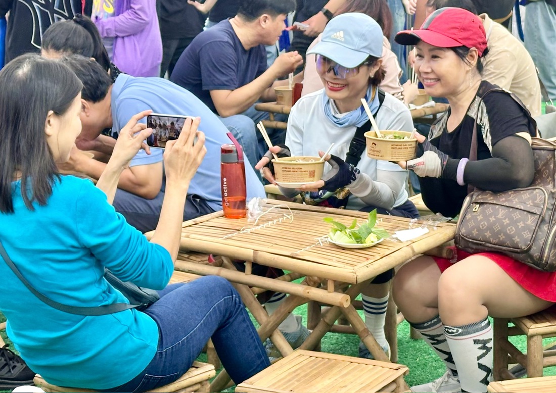 Buổi tác nghiệp thú vị của sinh viên tại Ngày của Phở 2025 - Ảnh 4. Ngày của Phở - Ảnh 4.