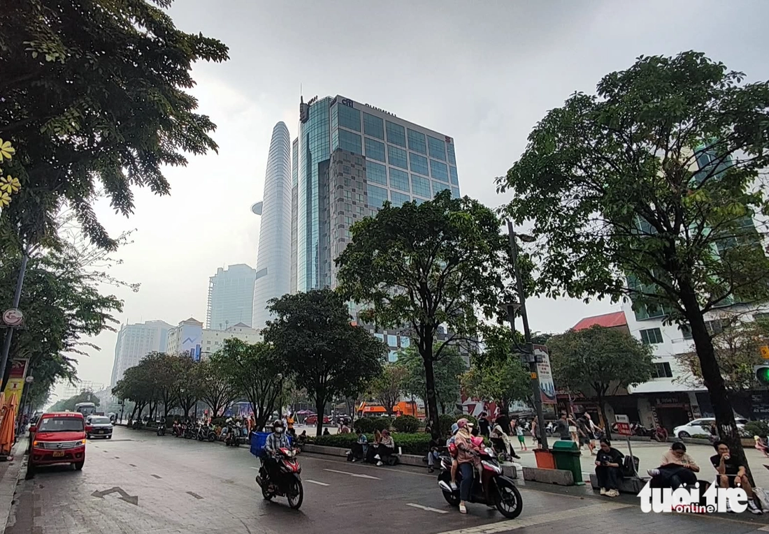 Sáng nay TP.HCM mù mịt có phải do ô nhiễm? - Ảnh 1.