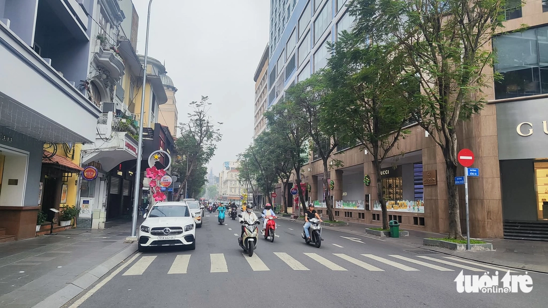 Sáng nay TP.HCM mù mịt có phải do ô nhiễm? - Ảnh 2.