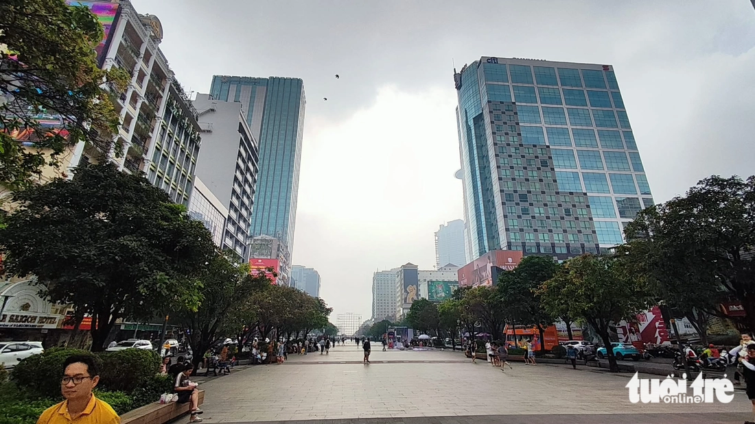 Sáng nay TP.HCM mù mịt có phải do ô nhiễm? - Ảnh 4.