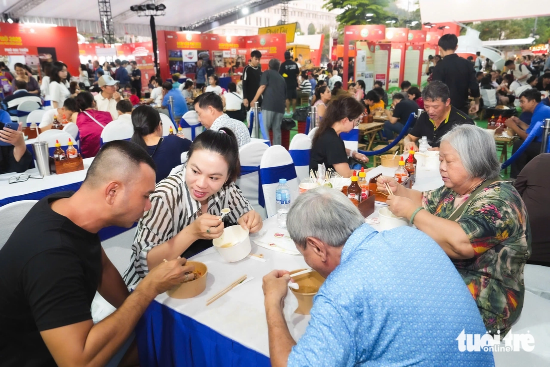 Xay ngô làm bánh phở tại Ngày của Phở, vui quá đồng bào ơi - Ảnh 7. Ngày của Phở - Ảnh 7.