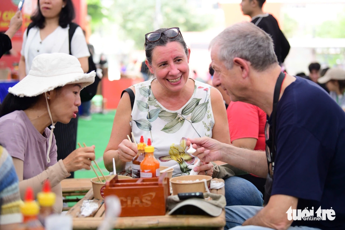 Du khách toàn thế giới đổ về Ngày của Phở: Tôi tin tưởng mọi tô phở Việt - Ảnh 3. phở - Ảnh 4.