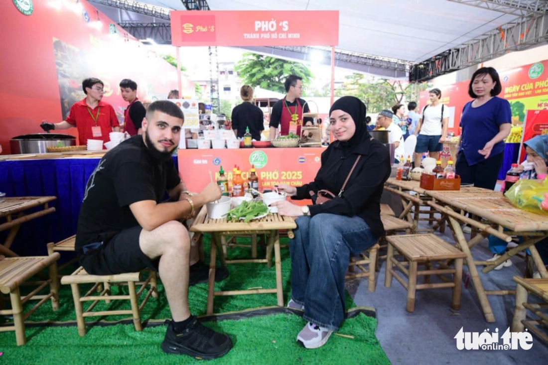 Du khách toàn thế giới đổ về Ngày của Phở: Tôi tin tưởng mọi tô phở Việt - Ảnh 2. Du khách quốc tế đổ về Ngày của Phở: 'Tôi tin tưởng mọi tô phở Việt' - Ảnh 3.