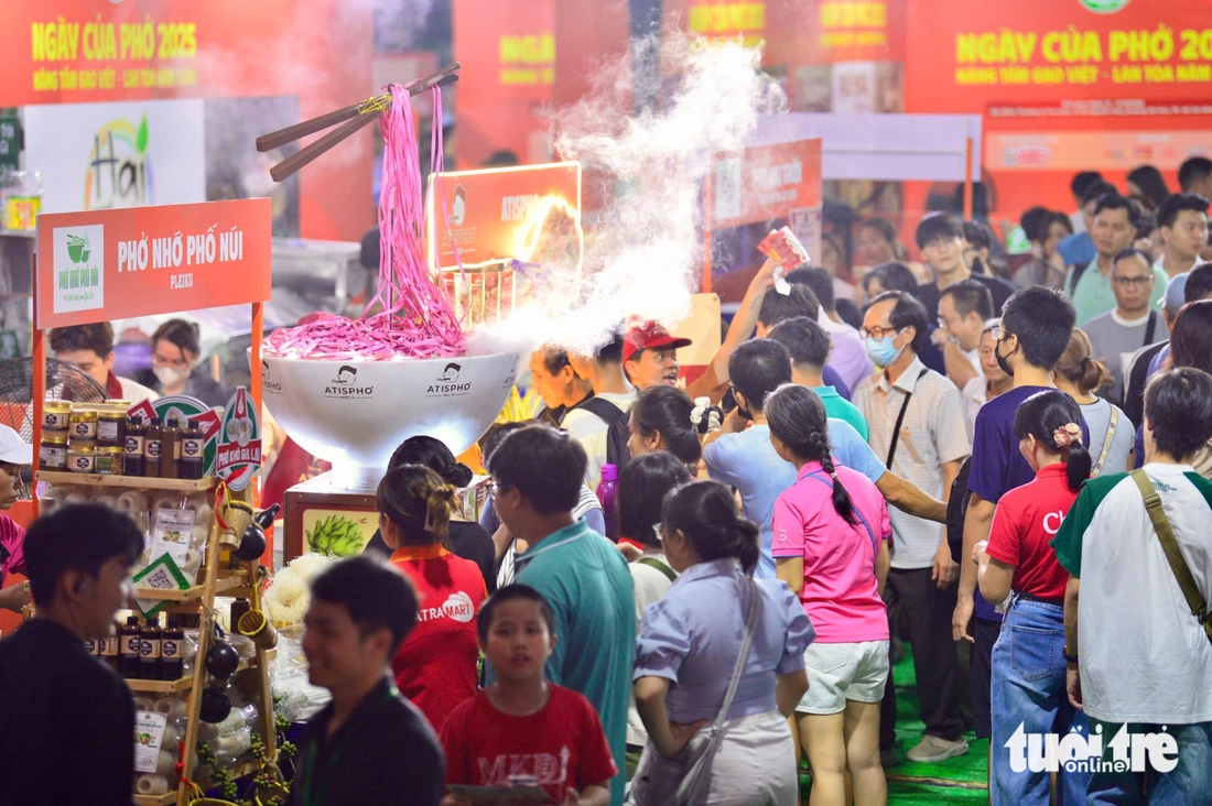 Buổi tối nhộn nhịp tại Ngày của Phở, có quầy phục vụ hơn ngàn tô chưa nghỉ - Ảnh 4. Buổi tối nhộn nhịp tại Ngày của Phở, người dân xếp hàng chờ đến lượt, có tiệm phục vụ cả ngàn tô - Ảnh 4.