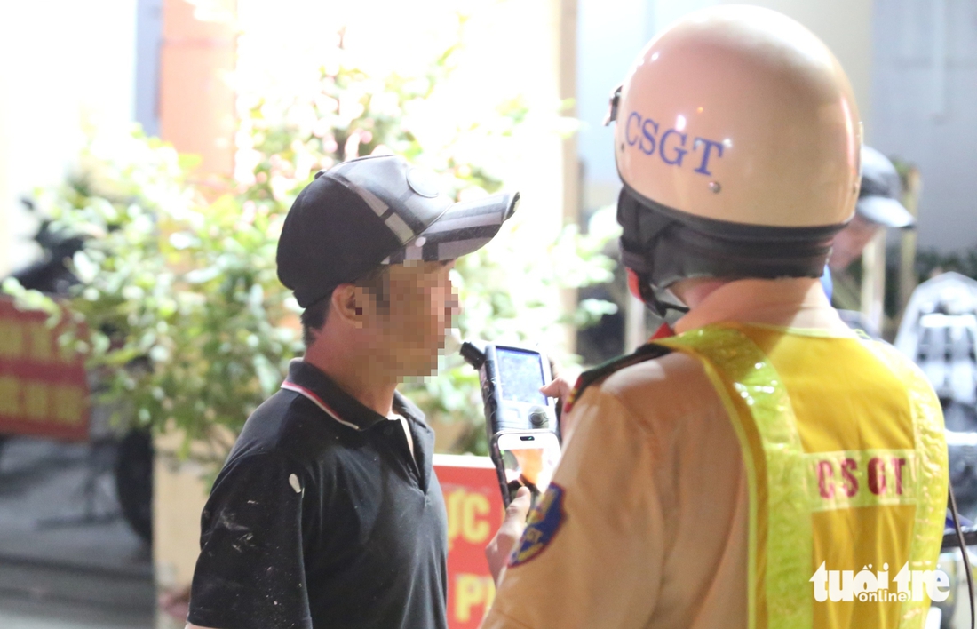 Cuối tuần 'lai rai vài chai', nhiều người vi phạm nồng độ cồn mức kịch trần bị xử lý - Ảnh 2.