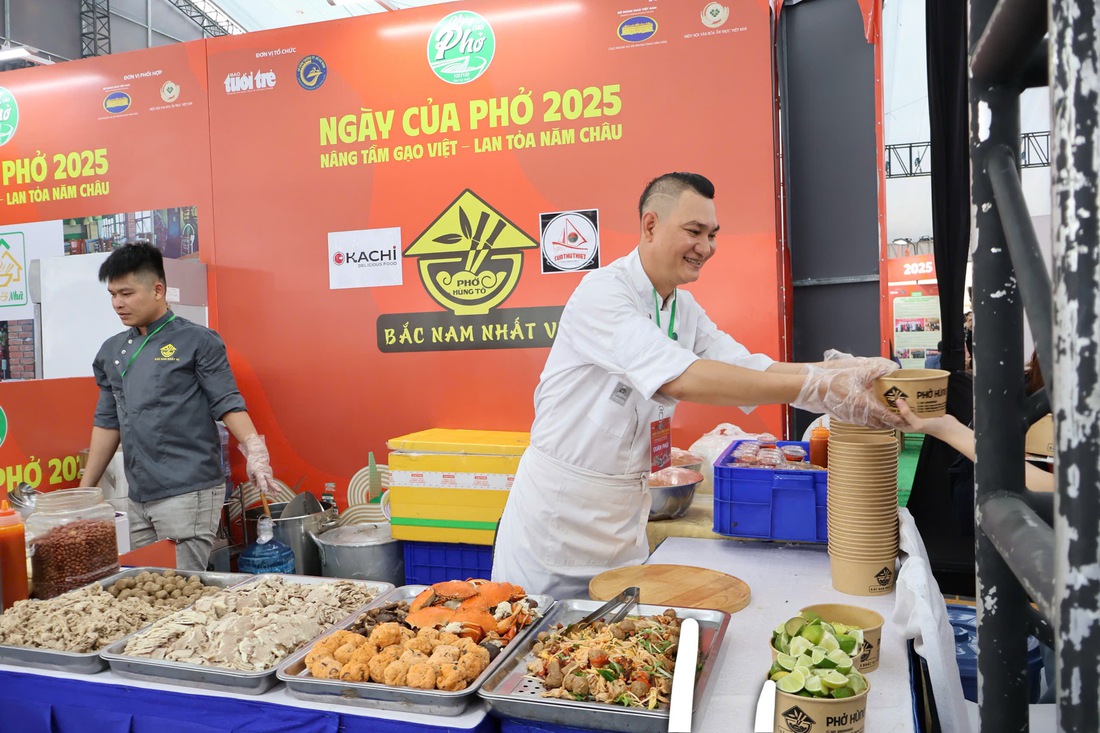 Buổi tác nghiệp thú vị của sinh viên tại Ngày của Phở 2025 - Ảnh 2. Ngày của Phở - Ảnh 2.