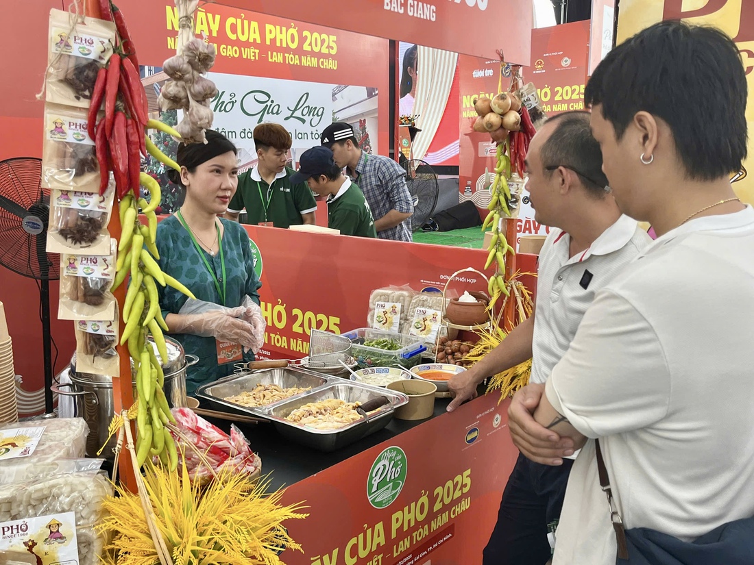 Buổi tác nghiệp thú vị của sinh viên tại Ngày của Phở 2025 - Ảnh 3. Ngày của Phở - Ảnh 3.