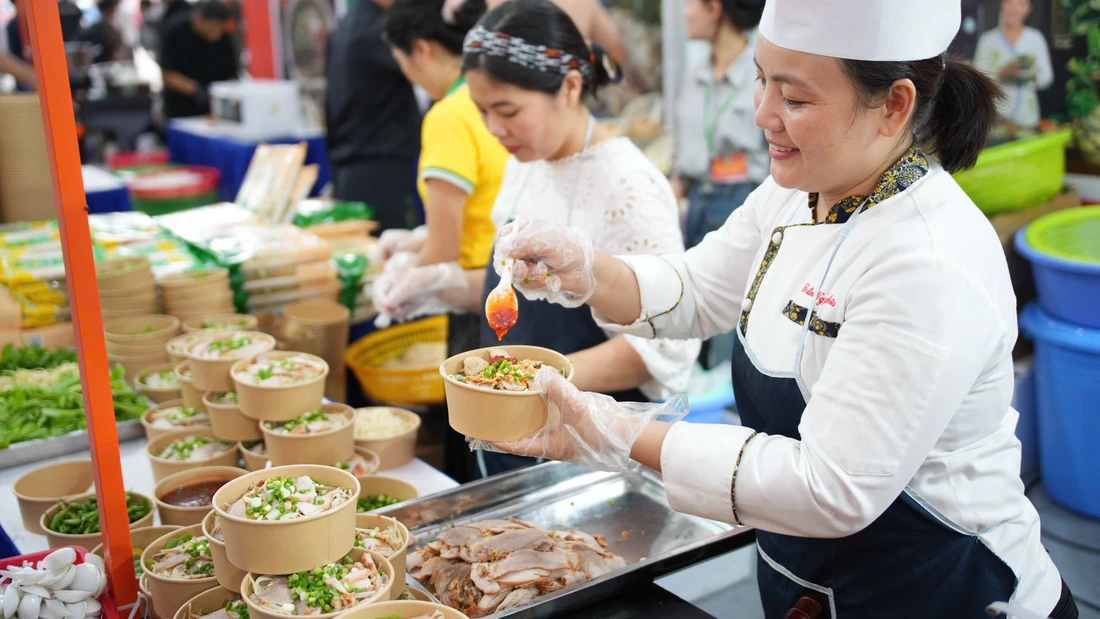 Buổi tác nghiệp thú vị của sinh viên tại Ngày của Phở 2025 - Ảnh 5. Ngày của Phở - Ảnh 5.