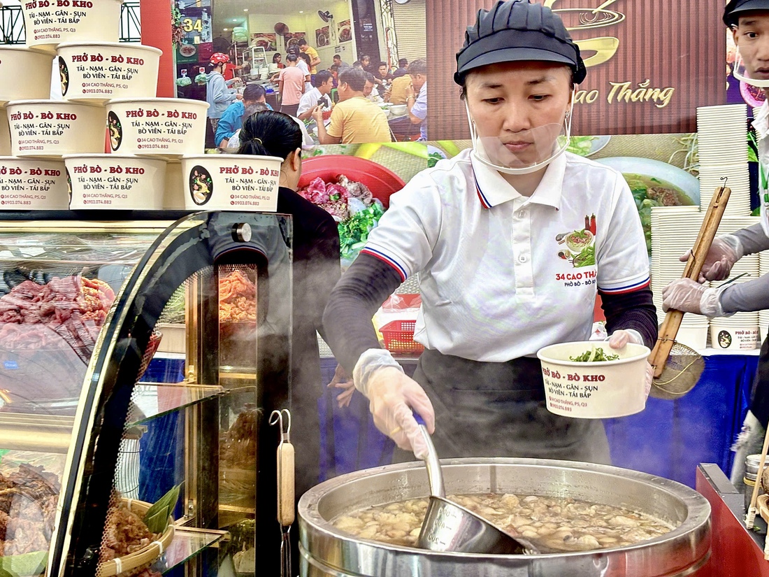 Buổi tác nghiệp thú vị của sinh viên tại Ngày của Phở 2025 - Ảnh 6. Buổi tác nghiệp thú vị của sinh viên tại Ngày của Phở 2025 - Ảnh 6.