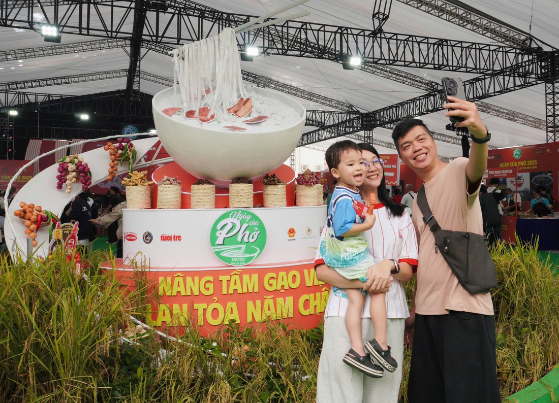 Buổi tác nghiệp thú vị của sinh viên tại Ngày của Phở 2025 - Ảnh 7. Ngày của Phở - Ảnh 7.