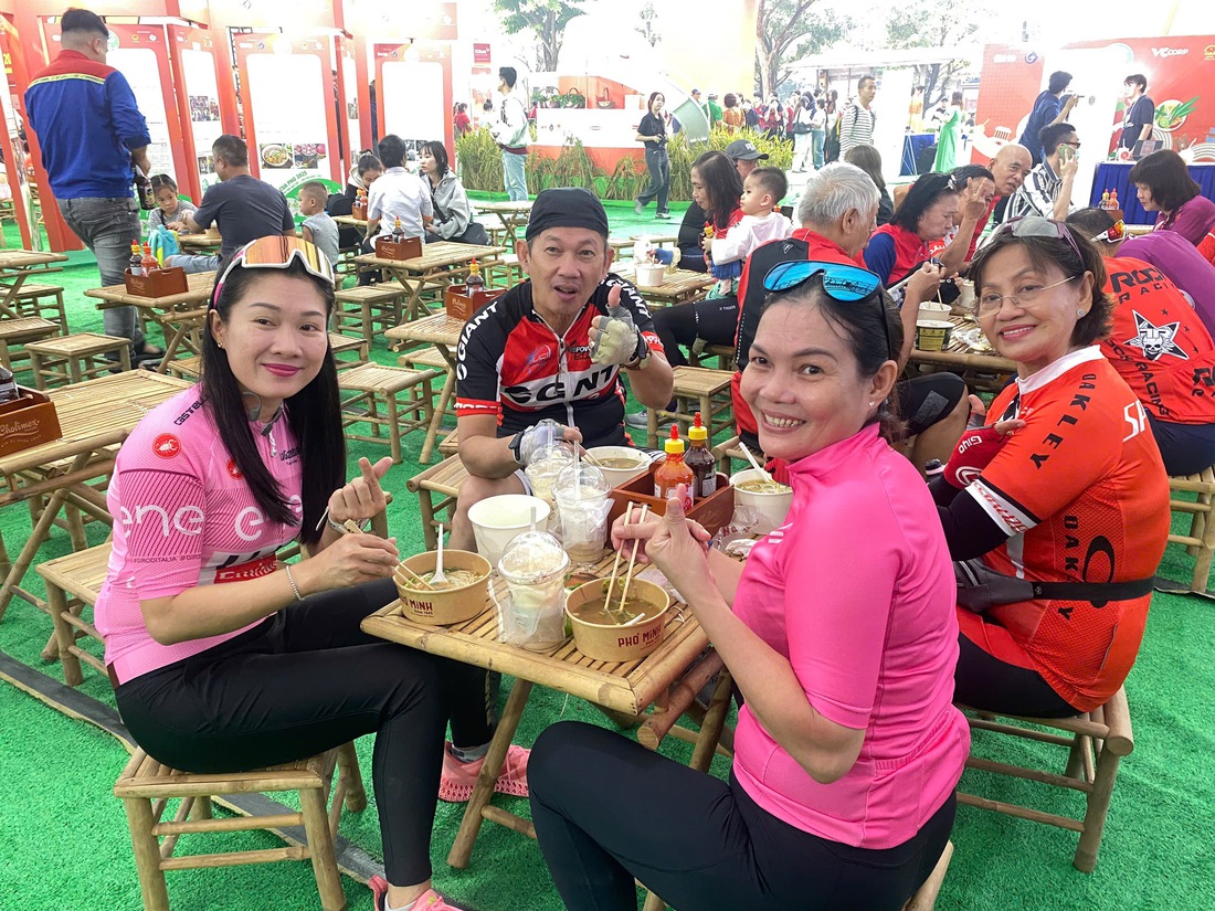 Buổi tác nghiệp thú vị của sinh viên tại Ngày của Phở 2025 - Ảnh 10. Ngày của Phở - Ảnh 10.